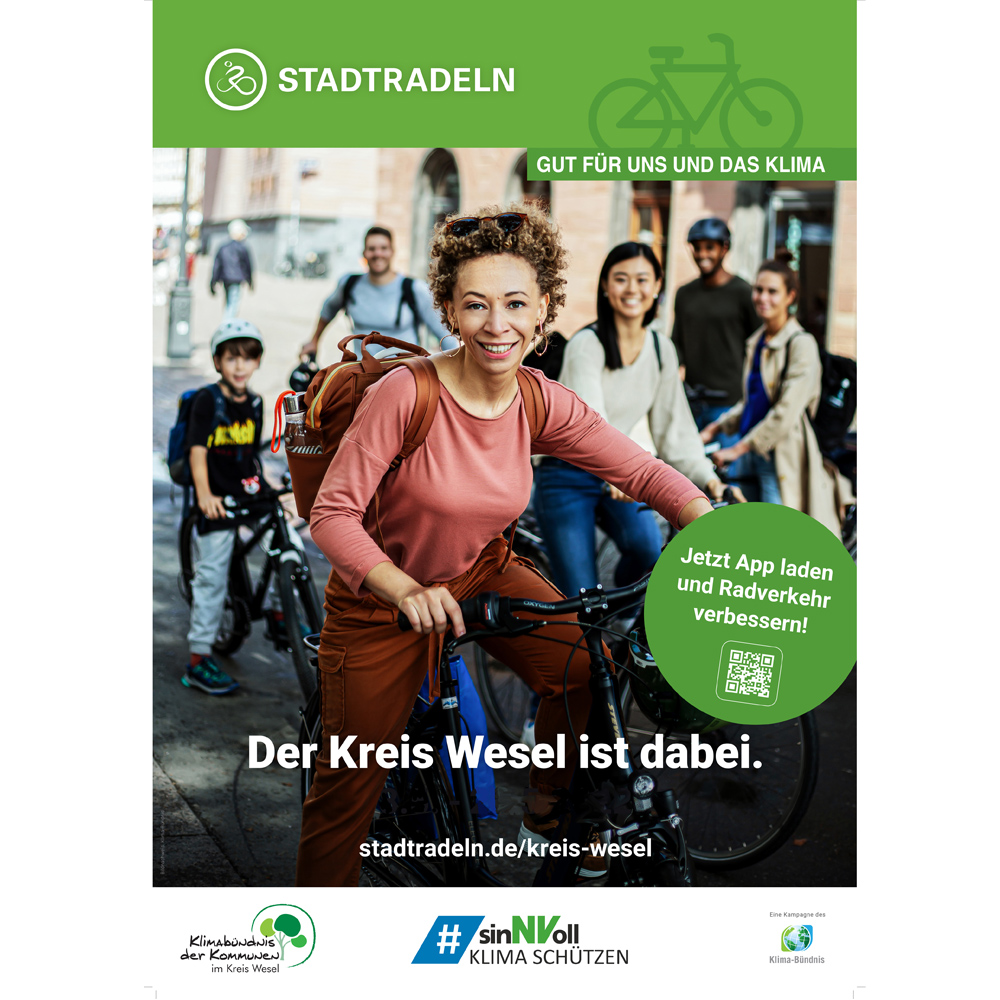 Frau sitzt auf Fahrrad und lächelt